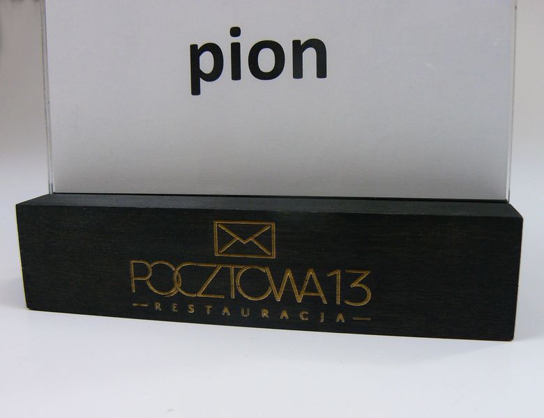 stojak na menu ulotkę plexi z drewnianą podstawką z grawerem A5 10szt zdjęcie 6