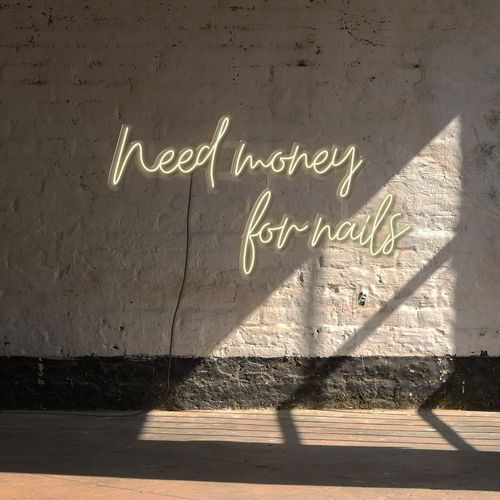 Napis LED Need Money For Nails na Arena.pl