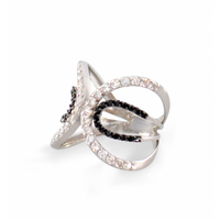 NOWOCZESNY PIERŚCIONEK Z CZARNYMI CYRKONIAMI PRÓBA SREBRA 925