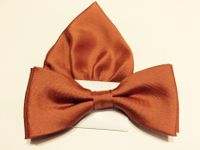 Ceglasta brązowa mucha gładka jednolita z poszetką