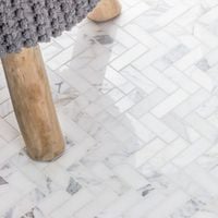 Marmuropodobne płytki w jodełkę 30x10 POLEROWANE