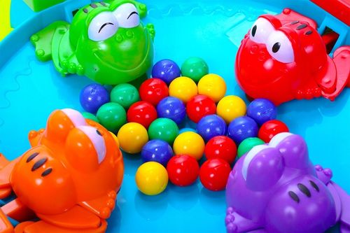 GRA ZRĘCZNOŚCIOWA GŁODNE ŻABKI KARMIENIE GŁODNYCH ŻABEK GRA DLA 2-4 OSÓB na Arena.pl