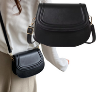 Mała torebka skórzana czarna na ramię damska elegancka z klapą