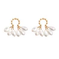 złote subtelne drobne kolczyki perłowe trendy glam minimalistyczne sztyfty