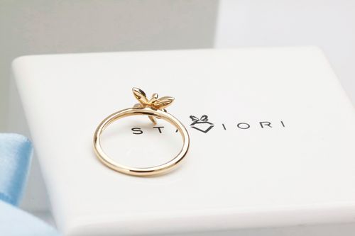 pierścionek złoty z motylkiem i diamentem w żółtym złocie na Arena.pl