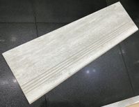 Szare drewnopodobne płytki na schody 120x30 deska