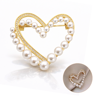broszka ozdobna - podwójne złote serce z cyrkoniami i perłami bz225