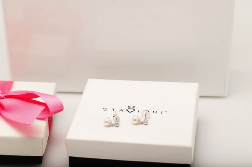 srebrne piękne kolczyki z wiszącą perełką na Arena.pl