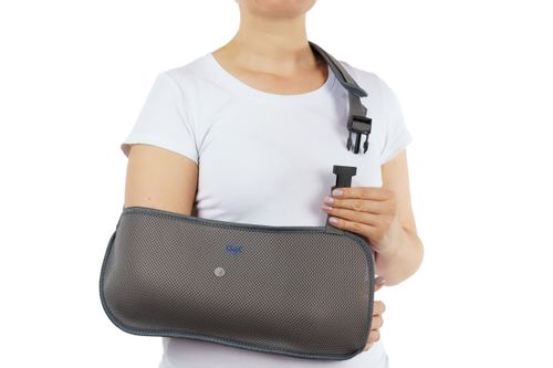 TEMBLAK RĘKI ORTEZA GIPS OCHRANIACZ na Arena.pl