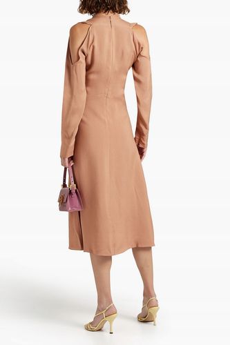 Sukienka midi Victoria Beckham z krepy plisowanej z odkrytymi ramionami R36 na Arena.pl
