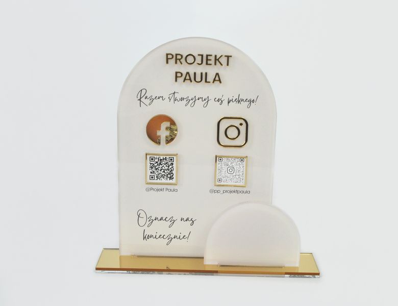 Tabliczka social media z plexi z nadrukiem UV i złotymi elementami zdjęcie 2
