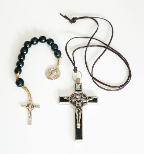 KRZYŻYK METALOWY CZARNY ŚW Benedykta 4,5 x 8cm /dziesiątka drewniana 2 w 1 na Arena.pl