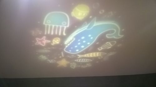 Lampka nocna z projektorem i zegarem - ecru/beż na Arena.pl