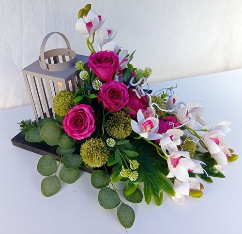 Stroik na grób z lampionem LED i orchideami białymi, elegancka dekoracja na Arena.pl