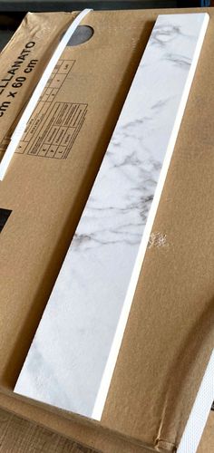 Biały cokół 60 cm z płytek marmur calacatta na Arena.pl