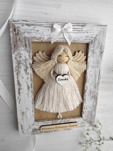 ANIOŁEK MAKRAMA W PRZECIERANEJ RAMCE NA PIERWSZĄ KOMUNIĘ I CHRZEST PAMIĄTKA na Arena.pl