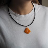 Naszyjnik na rzemieniu - surowy Bursztyn mleczny 1