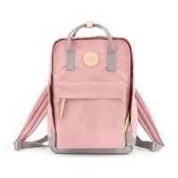 pojemny i praktyczny plecak damski w jasnoróżowym kolorze zawieszony