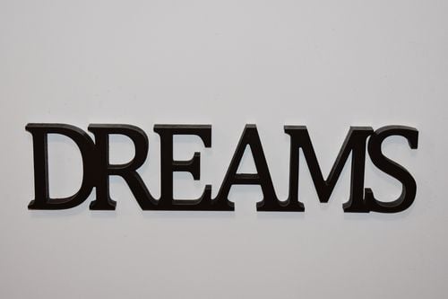Napis 3D DREAMS na Arena.pl