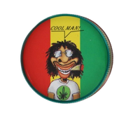 Grinder Młynek do Suszu Tytoniu Suszu CBD „Cool Man” – portret na tle rasta