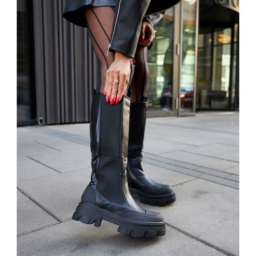 Czarne masywne kozaki z bieżnikiem r.41 na Arena.pl