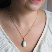 Zawieszka - larimar łza w złoconym srebrze młotkowanym