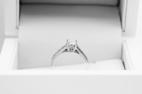 Złoty pierścionek PBD3707 - Diament na Arena.pl