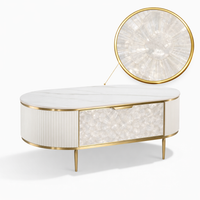 Kremowy stolik kawowy glamour Champion z muszlami i spiekiem 122x71x45