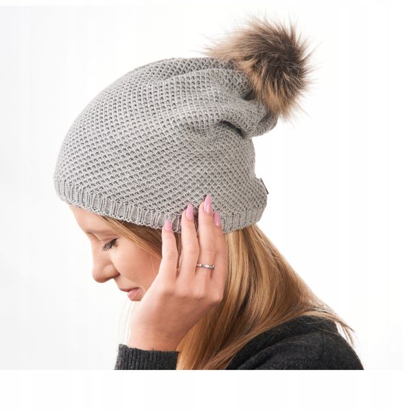 CZAPKA ZIMOWA DAMSKA SZARA Z POMPONEM D1 zdjęcie 6