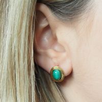 Kolczyki sztyfty z owalnymi malachitami w srebrze pozłacanym.