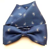 Mucha niebieska z tłoczonym jasno szarym wzorem paisley i poszetką