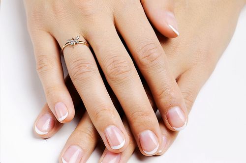 pierścionek złoty z motylkiem i diamentem w żółtym złocie na Arena.pl