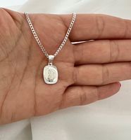 srebrny łańcuszek z medalikiem na komunie