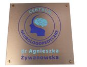 tabliczka metalowa firmowa z dystansami nadruk uv złoty dibond 40x40cm