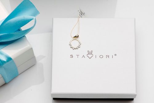 złoty wisiorek kółko z cyrkoniami na Arena.pl