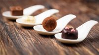 FOTOTAPETA kuchenna DESKI DREWNO PRALINY CZEKOLADA