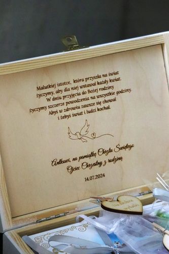 PREZENT NA CHRZEST ŚWIĘTY Pamiątka Chrztu Świętego BIAŁE PUDEŁKO Z BIBLIĄ na Arena.pl