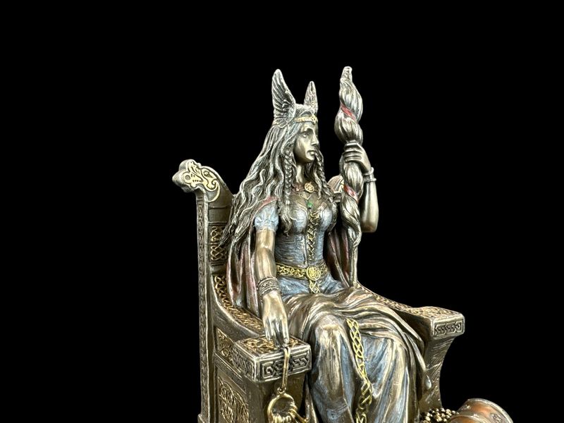 FRIGGA SIEDZĄCA NA TRONIE (WU77432A4) zdjęcie 3