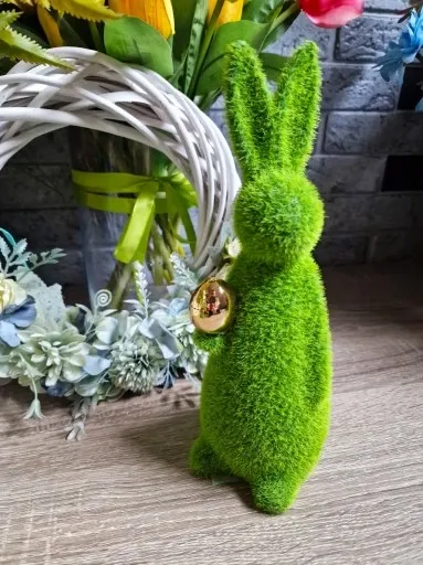FIGURKA WIELKANOCNY ZAJĄC KRÓLIK zielony ze złotym jajkiem model I zdjęcie 5