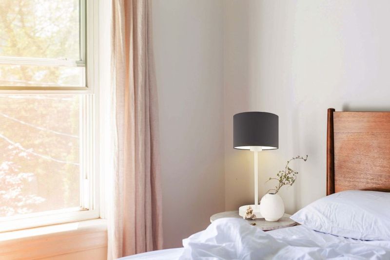 Srebrna lampka nocna z abażurem NICEA zdjęcie 5