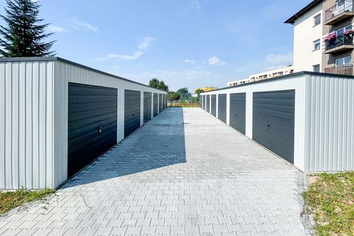 Rząd garaży 28x5,5m 7x bramy uchylne - biały  dach spad w tył  GP489 na Arena.pl