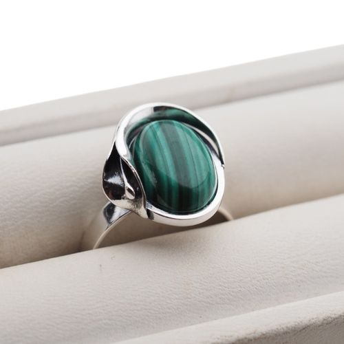 Pierścionek regulowany z owalnym Malachitem w srebrze oksydowanym na Arena.pl