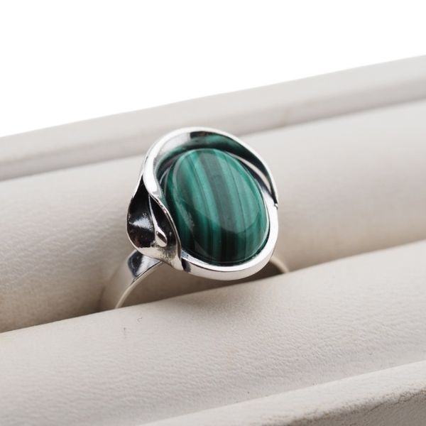 Pierścionek regulowany z owalnym Malachitem w srebrze oksydowanym zdjęcie 3